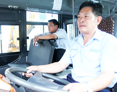 Tài xế Nguyễn Văn Khoa muốn gắn bó  lâu dài với chiếc xe buýt