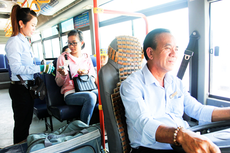 Lái xe nhưng tài xế Nguyễn Minh Hòa vẫn nắm được  tình hình trong xe