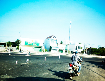 Dây cáp sà thấp xuống đường