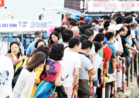 Du khách tham quan đảo Hòn Mun - đơn vị thuộc quyền quản lý  của Ban quản lý vịnh Nha Trang