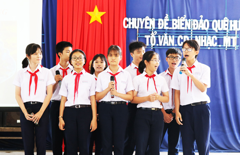 Tổ chức chương trình ngoại khóa &quot;Biển đảo quê hương&quot;