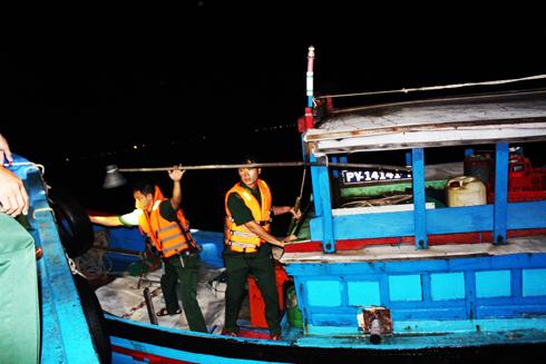 Bắt tàu cá khai thác thủy sản trái phép trên vịnh Cam Ranh