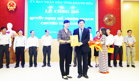 Trao quyết định bổ nhiệm ngạch chuyên viên chính cho 86 cán bộ, công chức