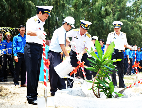 Tiếp nhận và trồng 3 cây bàng vuông do huyện Trường Sa trao tặng