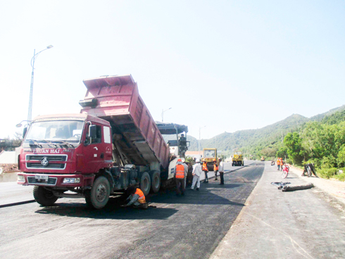 Thi công thảm bê tông nhựa trên tuyến chính dẫn vào hầm đèo Cả