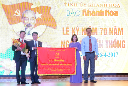 Ông Lê Thanh Quang - Ủy viên Trung ương Đảng, Bí thư Tỉnh ủy tặng bức trướng cho Báo Khánh Hòa