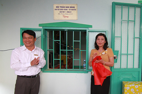 Trao nhà tình nghĩa cho hộ nghèo tại xã Suối Cát