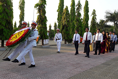 Lãnh đạo tỉnh viếng và đặt vòng hoa tại Nghĩa trang liệt sĩ Hòn Dung
