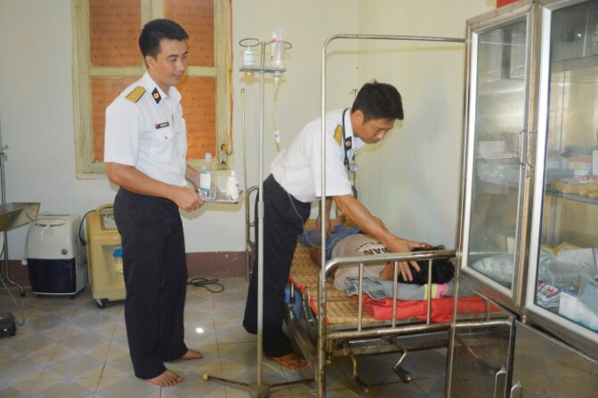 Các y bác sĩ đảo Sinh Tồn điều trị cho ngư dân Sang
