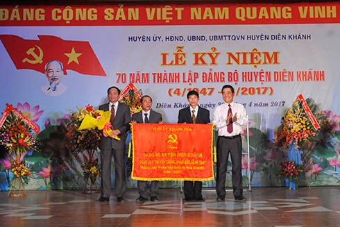 Ông Lê Thanh Quang (bìa phải) tặng bức trướng của Tỉnh ủy cho Đảng bộ huyện Diên Khánh.