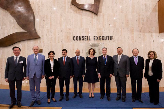 Chín ứng cử viên chụp ảnh cùng Chủ tịch Hội đồng Chấp hành UNESCO Michel Worbs. Ảnh: UNESCO