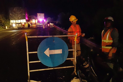 Đến sáng 29-4, đèo Cả vẫn bị ùn ứ xe