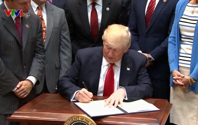 Tổng thống Mỹ dỡ bỏ lệnh cấm khai thác dầu mỏ, khí đốt ngoài khơi