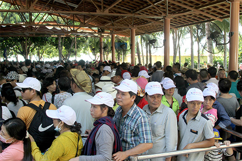 Du khách xếp hàng chờ đi cáp treo qua Vinpearl Land Nha Trang.