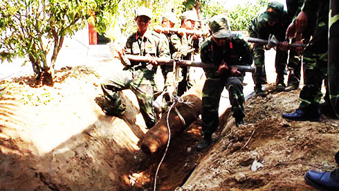 Lực lượng công binh thu hồi quả bom phá