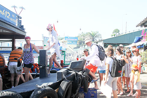 Du khách đi tham quan vịnh Nha Trang tại Bến tàu du lịch Cầu Đá