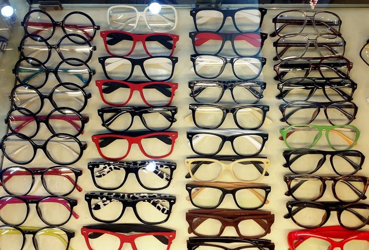 Tiệm đồng hồ, mắt kính bị trộm