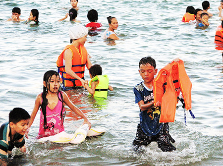 Người dân và du khách tắm ở biển Nha Trang
