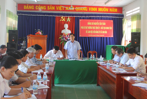 Lãnh đạo tỉnh làm việc với Đảng ủy xã Cam Hòa