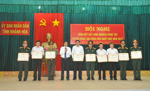 Tổng kết công tác tuyển quân năm 2017: Khen thưởng 20 tập thể và cá nhân