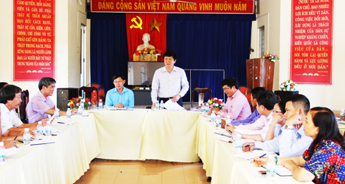 Đồng chí Trần Sơn Hải làm việc tại xã Ninh Phước