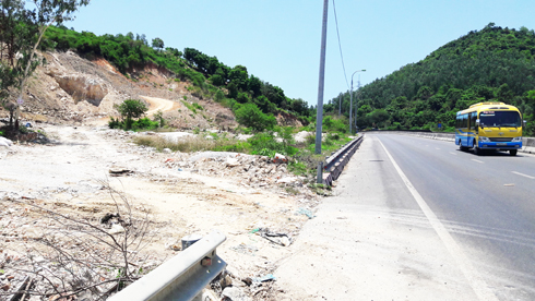 Vi phạm san lấp mặt bằng trong hành lang đường bộ khu vực đèo Rù Rì (TP. Nha Trang)