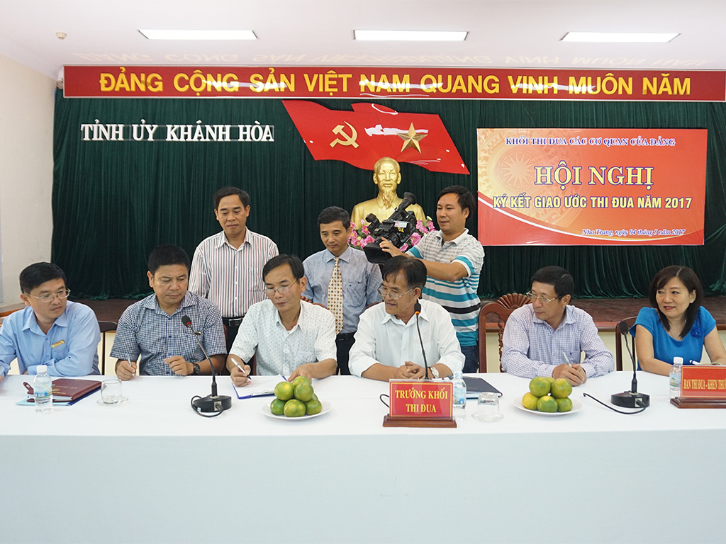 Khối thi đua số 2 các cơ quan của Đảng: Ký kết giao ước thi đua năm 2017