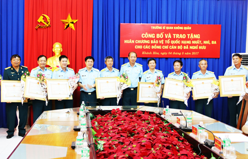 Trao tặng Huân chương Bảo vệ Tổ quốc cho 13 đồng chí