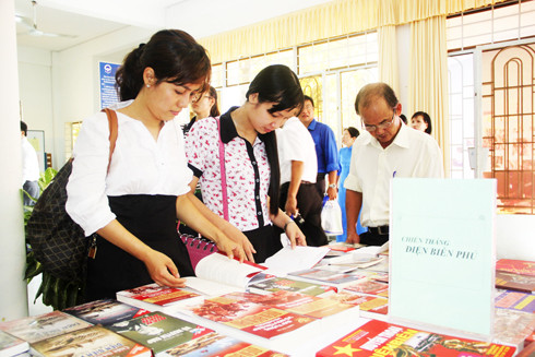 Độc giả xem sách về chiến thắng Điện Biên Phủ  trong ngày Sách Việt Nam tại Thư viện tỉnh