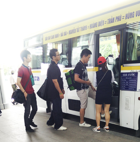 Nhiều hành khách đã chọn xe buýt tại sân bay làm phương tiện đi lại