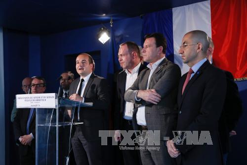 Người phụ trách chiến dịch tranh cử của bà Le Pen, ông David Rachline (trái) tại cuộc họp báo ở Paris ngày 26/4. AFP/TTXVN