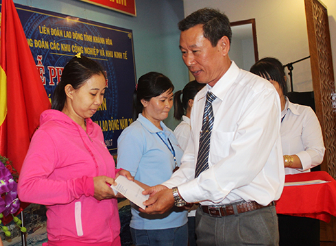 Đại diện Liên đoàn Lao động tỉnh trao quà hỗ trợ cho công nhân khó khăn.