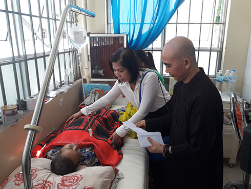 Tặng 440 suất quà cho bệnh nhân nghèo