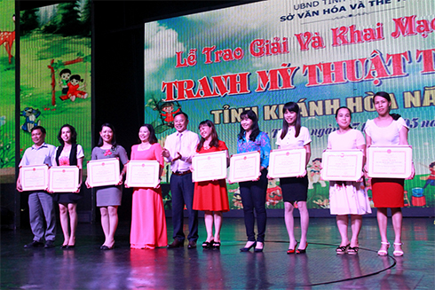 Ông Lê Văn Hoa- Phó Giám đốc Sở Văn hóa – Thể thao trao bằng khen của UBND tỉnh cho các tập thể có nhiều đóng góp cho Giải thưởng Mỹ thuật thiếu nhi Khánh Hòa 2017