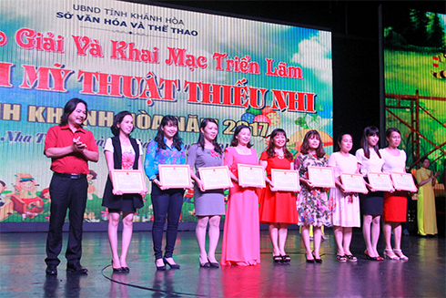 Họa sĩ Trần Hà – Phó Chủ tịch Hội Văn học – Nghệ thuật tỉnh trao giải thưởng cho các đơn vị đạt giải tập thể. 