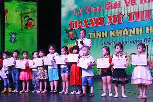 Ông Lê Văn Hoa trao giải Vàng cho lứa tuổi mẫu giáo.