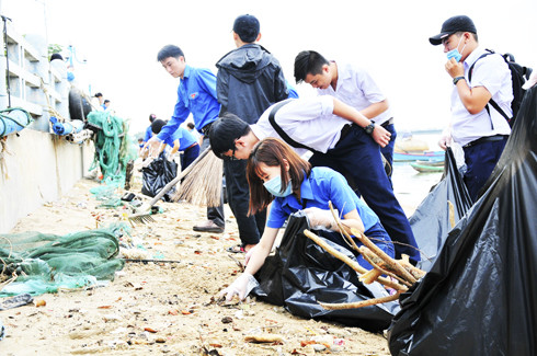 Đoàn viên, thanh niên TP. Nha Trang ra quân dọn vệ sinh khu vực  chân cầu Xóm Bóng