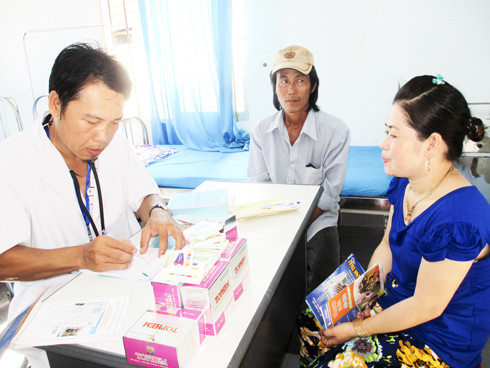 Tư vấn kế hoạch hóa gia đình cho người dân đảo Bình Ba, xã Cam Bình