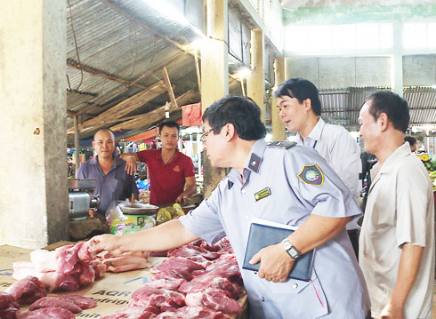 Kiểm tra hộ kinh doanh thịt heo ở thị trấn Khánh Vĩnh