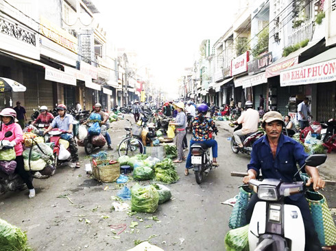 Sáng sớm, các tiểu thương tập trung buôn bán tại lòng đường phía trước chợ Thành