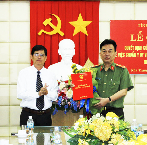 Đồng chí Nguyễn Tấn Tuân trao Quyết định  cho Đại tá Nguyễn Khắc Cường
