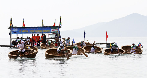 Hội thi đua lắc thúng, một trong những hoạt động thể thao giải trí hấp dẫn du khách trong các dịp Festival Biển