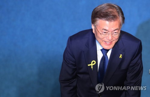 Ông Moon Jae-In cúi chào cảm ơn những người ủng hộ sau khi tuyên bố chiến thắng.