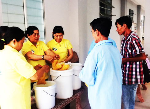 Nhóm liên kết Tâm Việt phát cháo cho bệnh nhân
