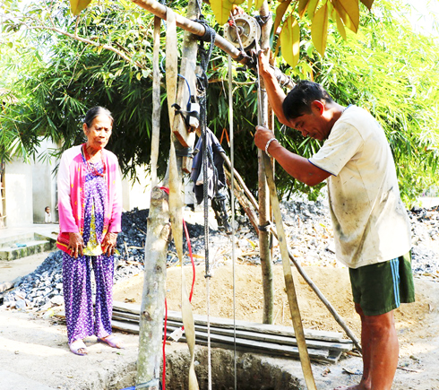 Người dân  xem đào giếng