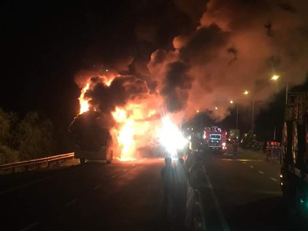 Cháy xe khách giường nằm, nhiều hành khách may mắn thoát nạn