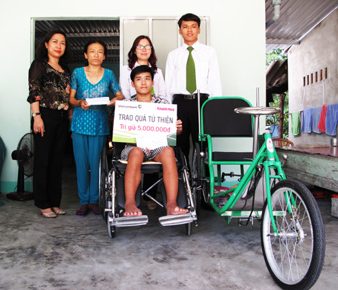 Representatives of Khanh Hoa Newspaper and Vietcombank Nha Trang giving donation to Trong’s family.