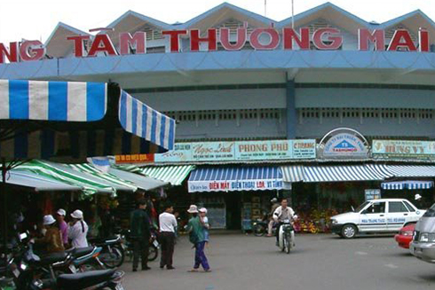 Du khách bị giật đồ trong chợ