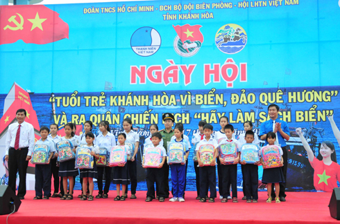 Ngày hội "Tuổi trẻ Khánh Hòa vì biển, đảo quê hương"
