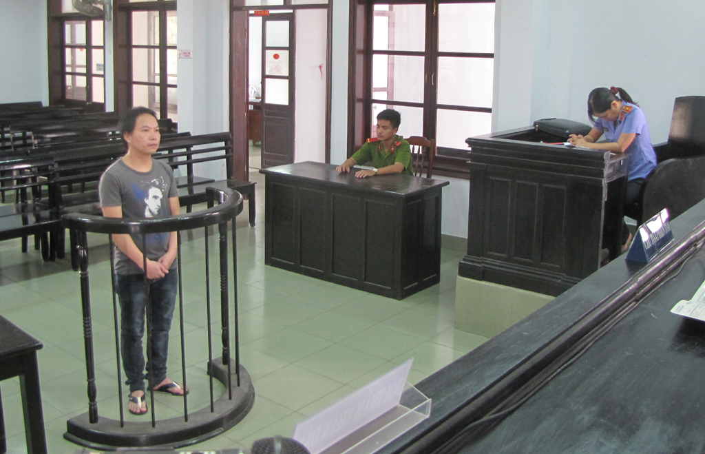 Đạo chích dùng gậy chụp ảnh &quot;câu&quot; giỏ xách